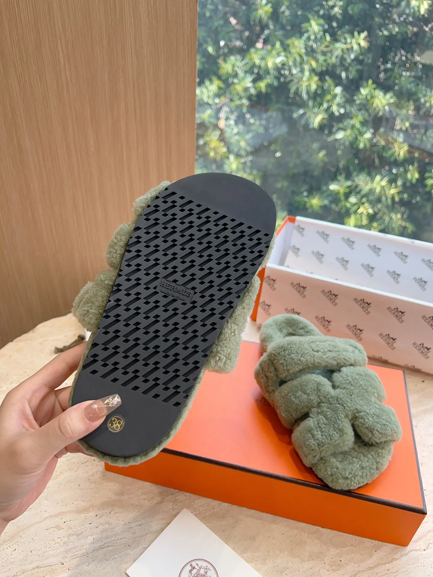 👟👟Ex-factory price 500👟👟 (Top version) Hermes Hermès Second Uncle Fur Slippers Can be made without standard: [Note: No standard needs to be customized] In 2024, the official website and Xiaohongshu will synchronize the latest color matching Hermès hot models, upgraded workmanship, high quality! Fashionable small wool H-slip autumn and winter style flat-soled wool mop. Fabric: Imported lamb's roll real wool. Lining: Imported lamb's roll real wool. Outsole: Genuine leather outsole. Size: 35-43, [Note: 41, 42, 43 customized]